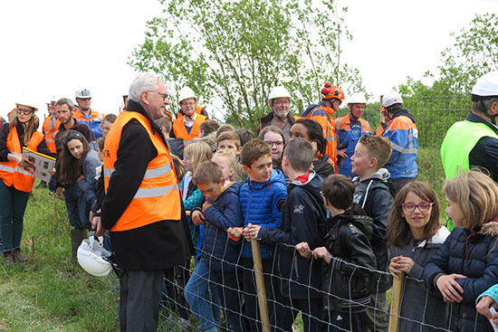 jean-Claude Leroy rencontre des enfants des écoles du secteur et les salariés de la cimenterie Eqiom.